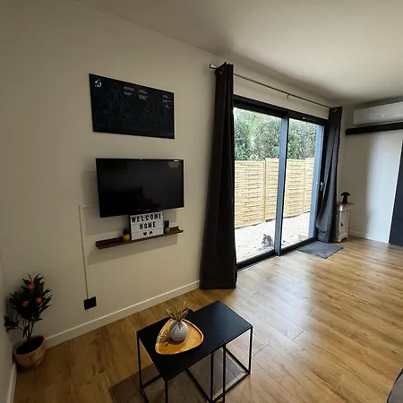 Paisible Sous Un Pin Pres De Disneyland Montry