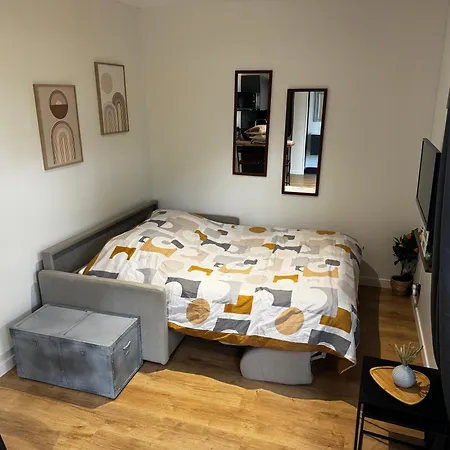 Paisible Sous Un Pin Pres De Disneyland Bed & Breakfast